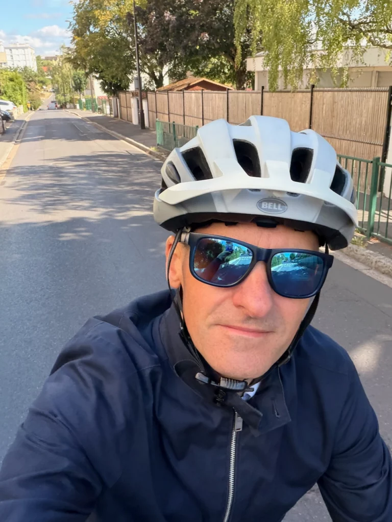 Julien Djozikian à vélo dans les rues de Rueil-Malmaison, conseiller immobilier local